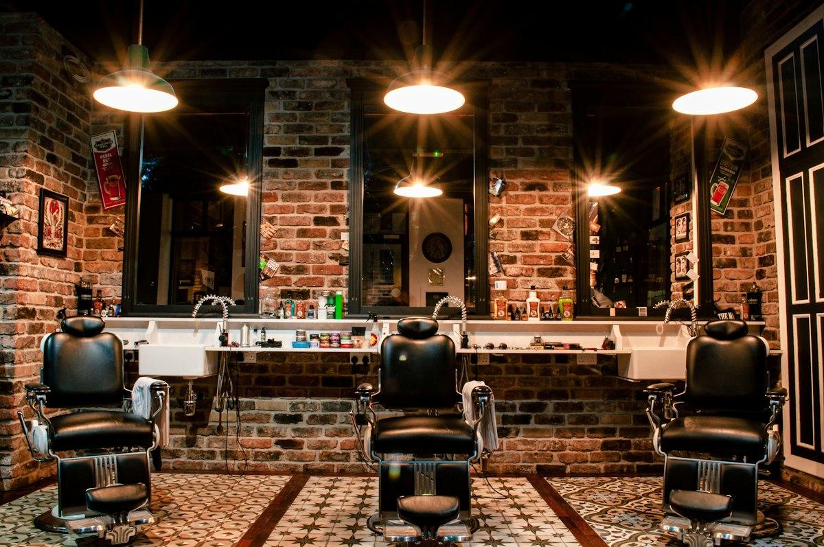 Interior de la barbería con sillones de cuero