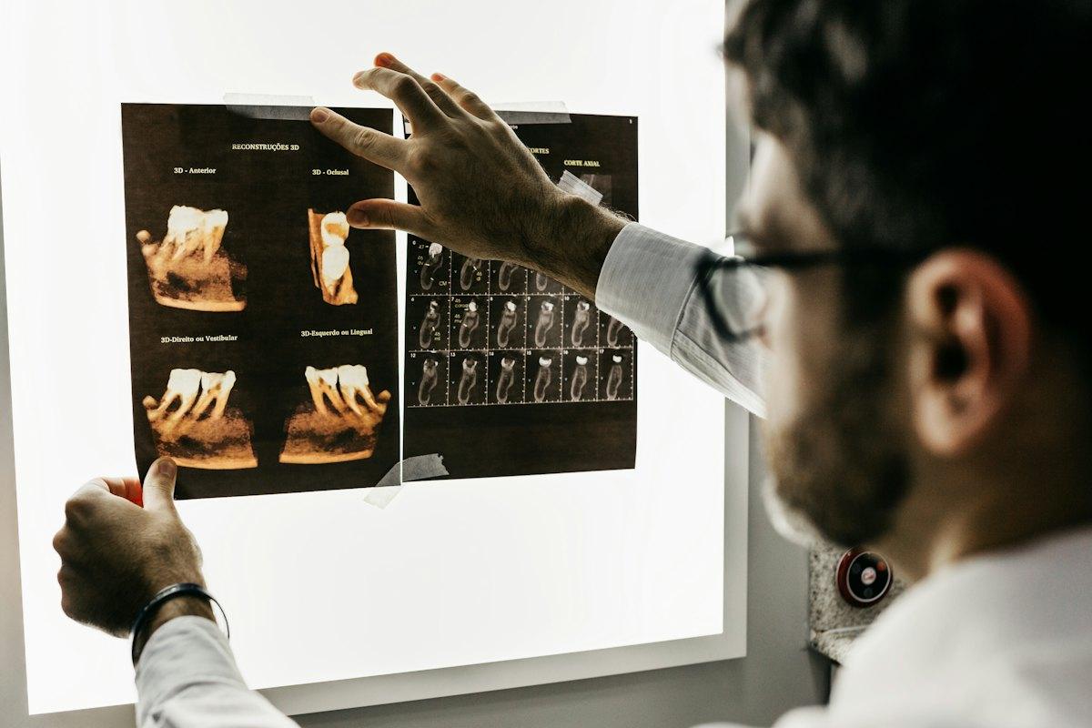 Dentista revisando radiografías